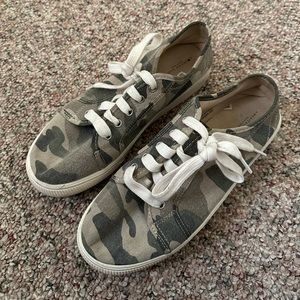Camo platform tennis